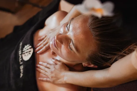Detal: olejek i kwiat frangipani