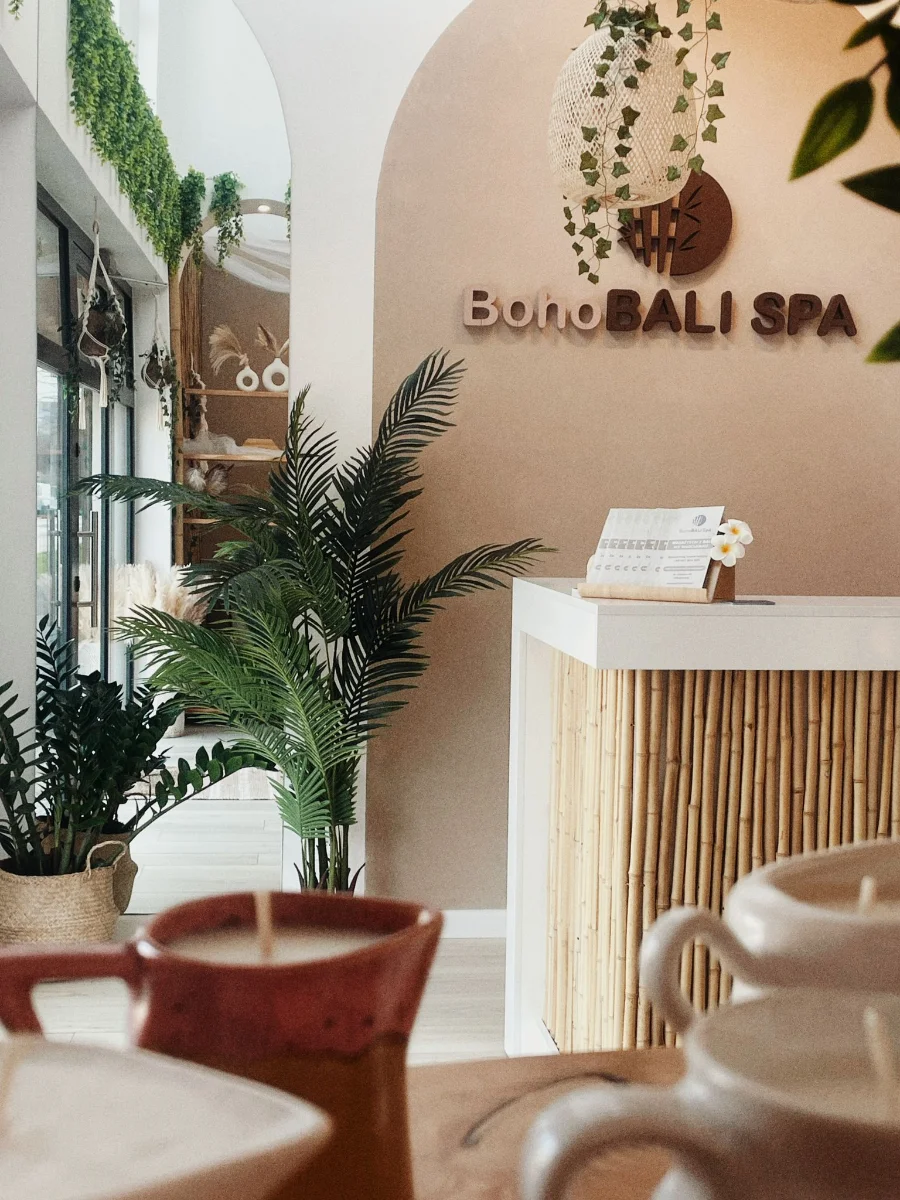Bali — wnętrze salonu z roślinami
